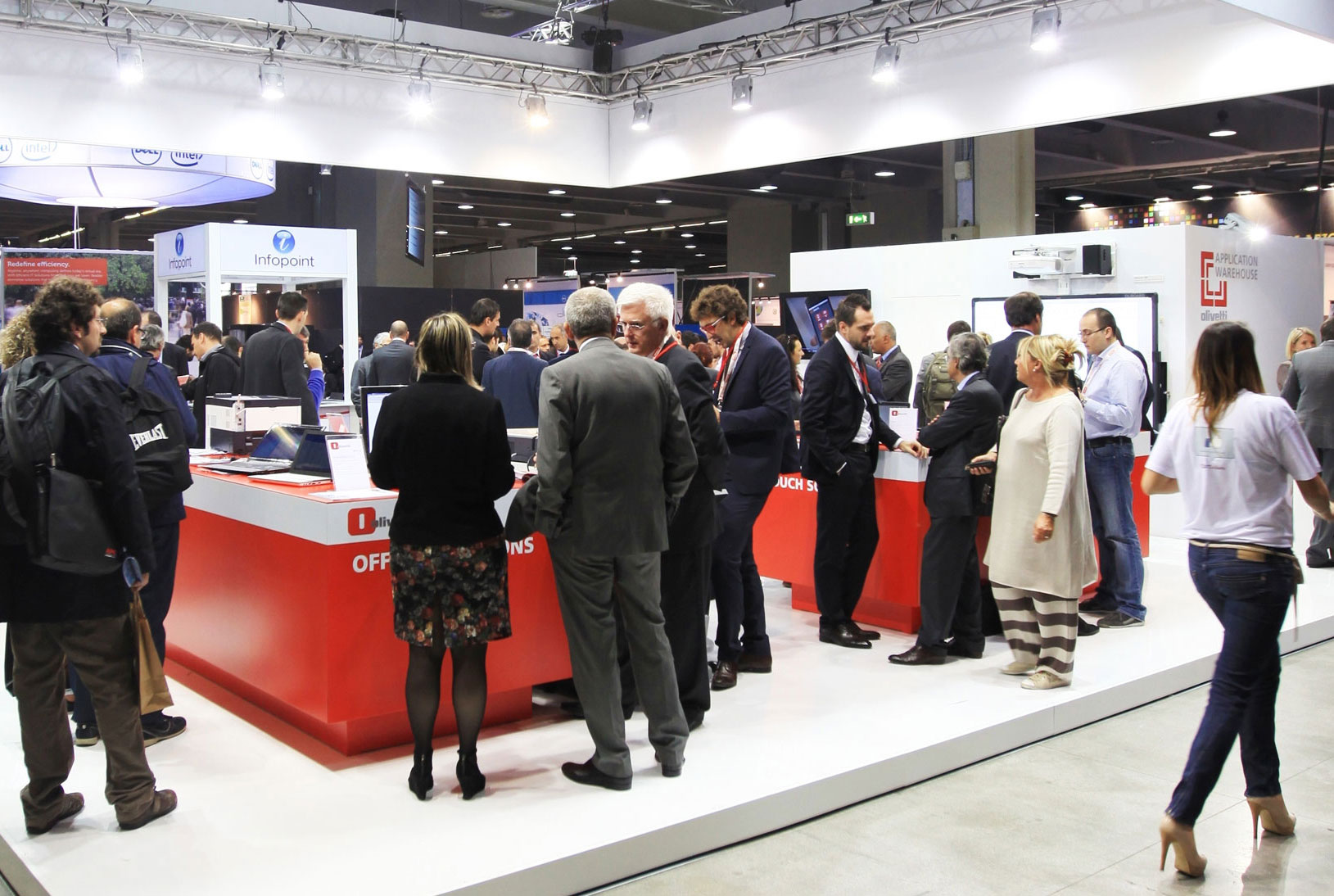 Besucher auf einem Messestand
