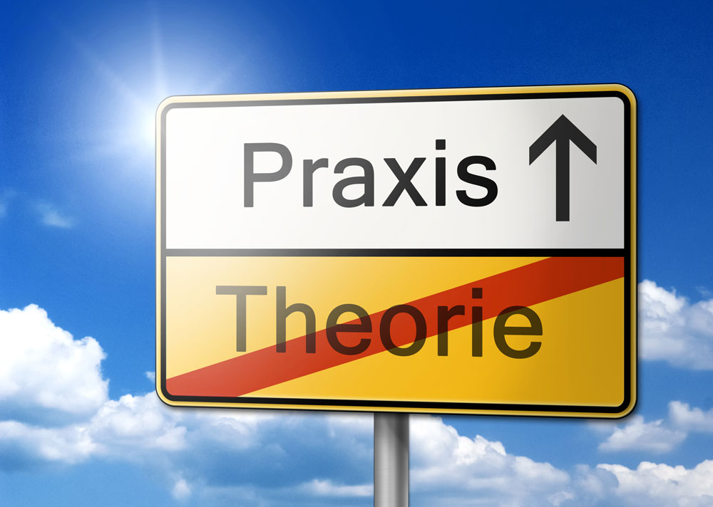 Praktische Erfahrung ist besser als jede Theorie Straßenschild Praxis-Theorie